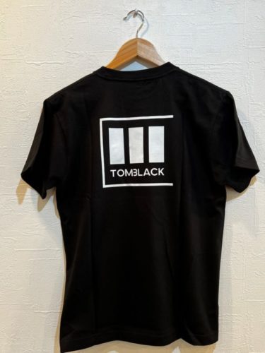 TOMBLACKオリジナルTシャツの背面の画像